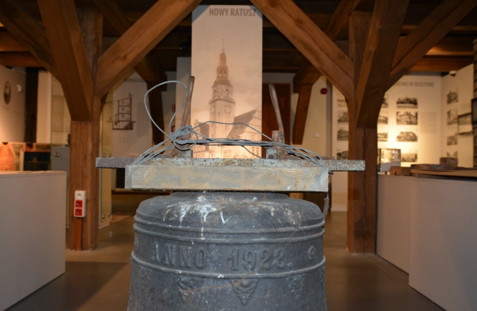 {Dzwon z olsztyńskiej wieży ratuszowej trafił do Muzeum Nowoczesności.}