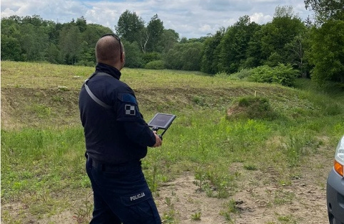{Policjanci z Olsztyna i Iławy wykorzystali drona, by sprawdzić niebezpieczne skrzyżowanie.}