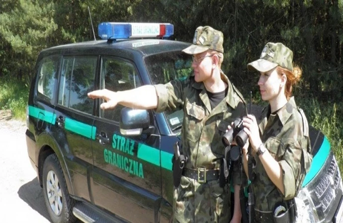 Funkcjonariusze Straży Granicznej ukarali mandatami turystów, którzy robili sobie „selfie” ze słupami granicznymi w tle.