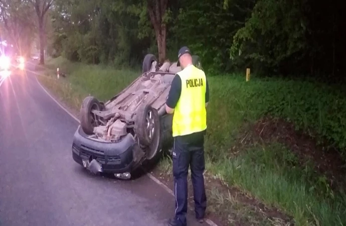 {Pijany mężczyzna zaciągnął hamulec ręczny, doprowadzając do dachowania.}