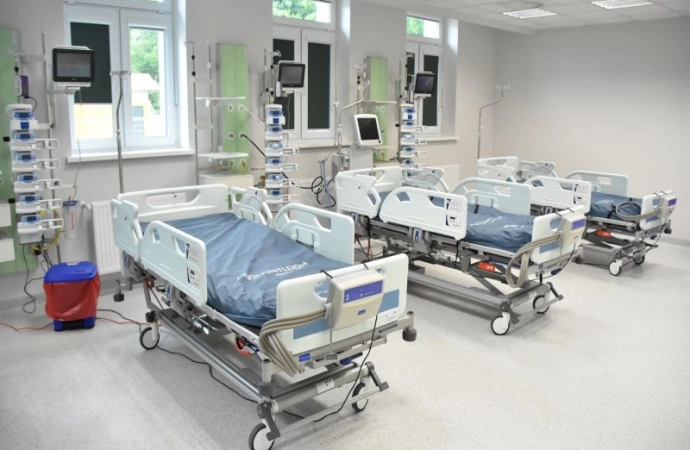 {Ostatnie dni przyniosły znaczny wzrost liczby zajętych łóżek dla pacjentów z COVID-19 na Warmii i Mazurach.}